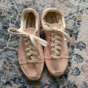 Pink canvas tennis shoe